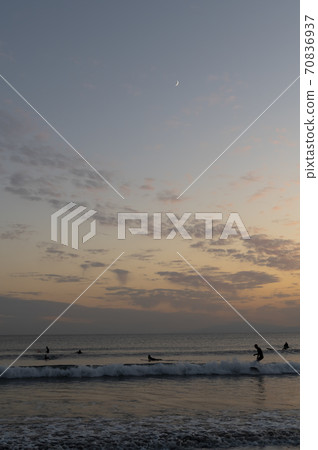 Scenery where you can see the coast and moon of Katase Nishihama Kugenuma beach at dusk 70836937