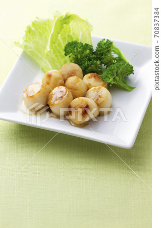Grilled scallops in butter and soy sauce 11 70837384
