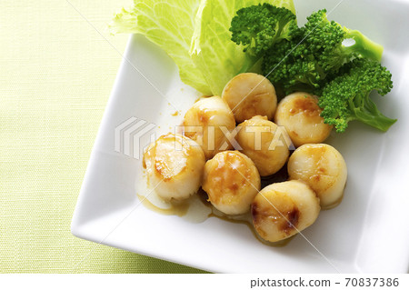 Grilled scallops in butter and soy sauce 13 Grilled scallops in butter and soy sauce 13 70837386