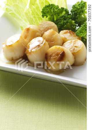 Grilled scallops with butter and soy sauce 19 Grilled scallops with butter and soy sauce 19 70837392