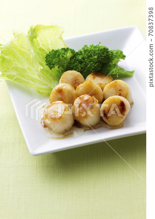 Grilled scallops in butter and soy sauce 7 Grilled scallops in butter and soy sauce 7 70837398