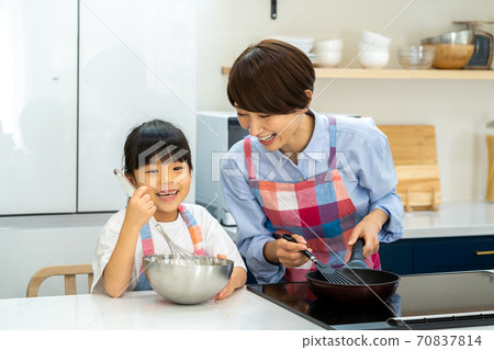 Parents and children (mother and child) who cook together Parents and children (mother and child) who cook together 70837814