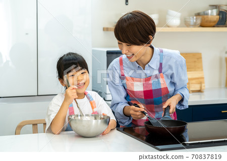一起做飯的父母和孩子(母子) 一起做飯的父母和孩子(母子) 70837819