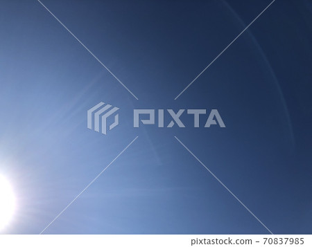 溫暖早晨寒冷的陽光 70837985