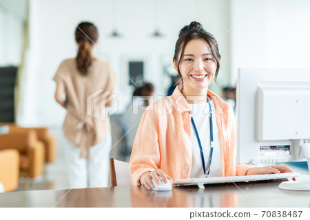 操作一台個人計算機的女商人在辦公室 操作一台個人計算機的女商人在辦公室 70838487