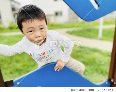 孩子們在公園裡玩 孩子們在公園裡玩 70838563