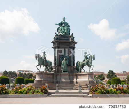 Monument to Austrian empress Maria Theresa in Vienna 70838780