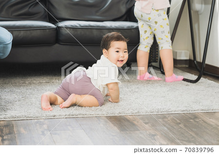妹妹在客廳裡玩 70839796