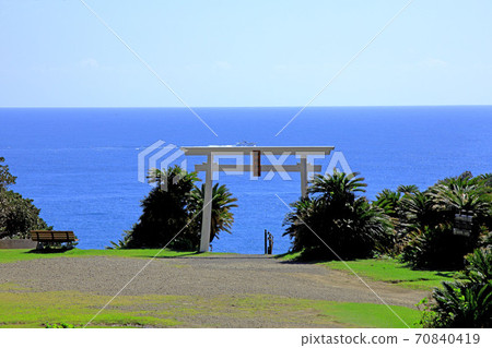 A fishing boat running on the torii gate of Misaki Shrine built at the tip of Cape Toi A fishing boat running on the torii gate of Misaki Shrine built at the tip of Cape Toi 70840419
