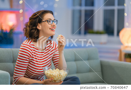 woman watching TV 70840647