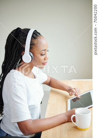 Young woman reading e-book Young woman reading e-book 70842200