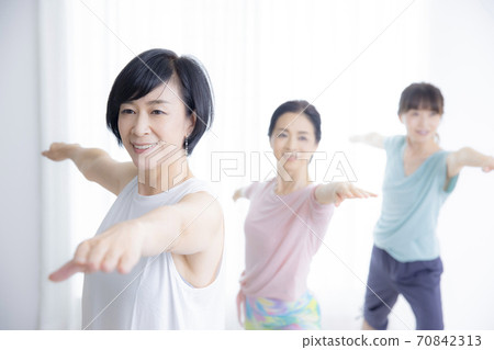 五十多歲的瑜伽班女性 70842313