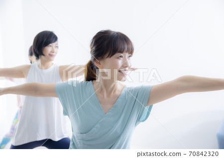 五十多歲的瑜伽班女性 70842320