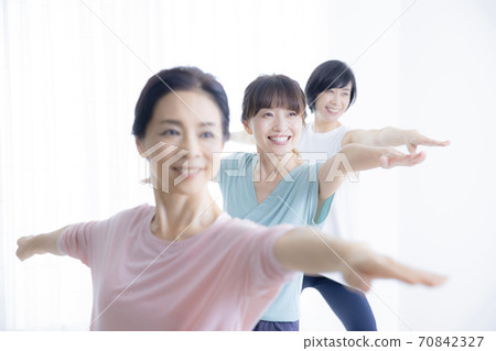 五十多歲的瑜伽班女性 五十多歲的瑜伽班女性 70842327