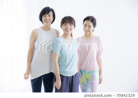 五十多歲的瑜伽班女性 五十多歲的瑜伽班女性 70842329