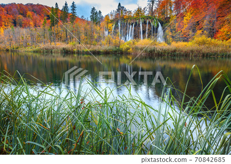 Amazing aututmn landscape with waterfalls in Plitvice National Park, Croatia 70842685