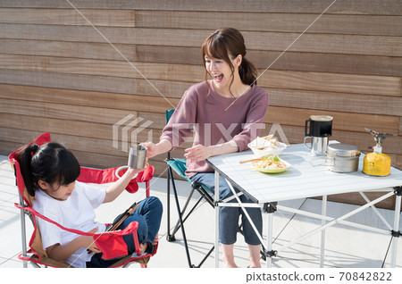 Parents and children beramping on the balcony 70842822