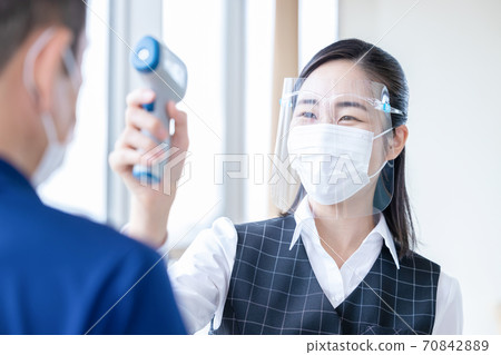 女職工用醫用非接觸式溫度計測量溫度 70842889