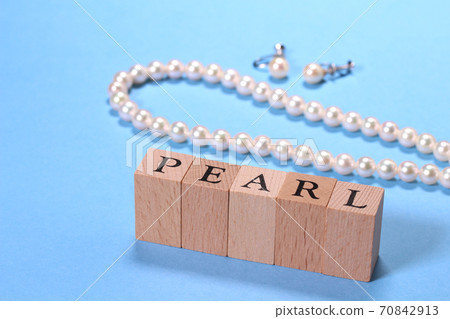 珍珠項鍊,耳環和珍珠字母 珍珠項鍊,耳環和珍珠字母 70842913