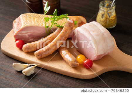 Loin ham sausage bacon processed meat platter 70846200