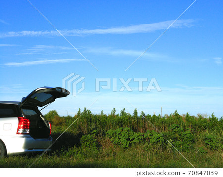 Car with open back door Car with open back door 70847039