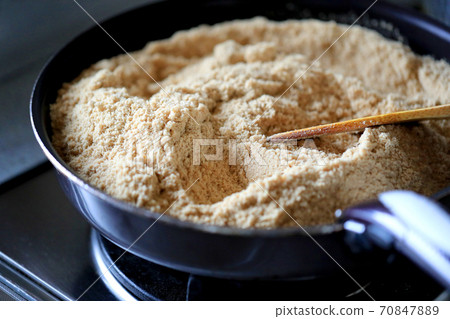 Rice bran roasted in a frying pan 70847889
