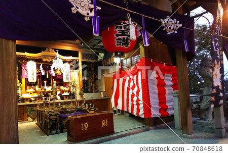 A place of worship with a Shinto Buddhist ritual hall, a gift box with the word "Jyoho" written on the front, and a paper shide in the back. 70848618