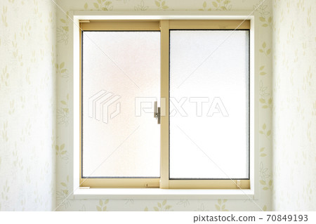 一座新房子的廁所窗戶 70849193