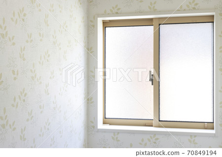 一座新房子的廁所窗戶 70849194