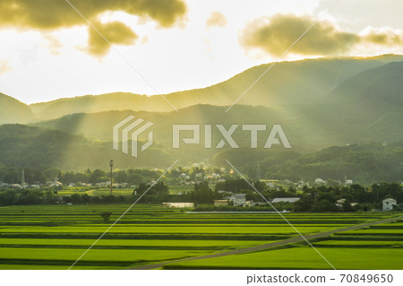 Image of a rural village where the light of the setting sun shines 70849650