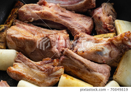 在平鍋裡烤的排骨 70849819
