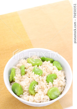 Soramame大米,索拉豆的綠色很美,糙米飯很健康 Soramame大米,索拉豆的綠色很美,糙米飯很健康 70850351