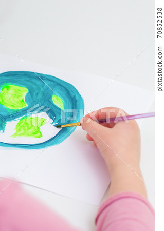 Little girl is drawing earth. 70852538