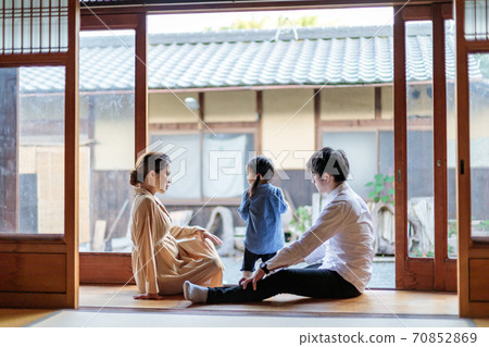 一個住在鄉下的家庭花時間在邊緣 70852869