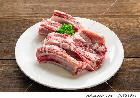 Pork spareribs 70852955