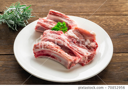 Pork spareribs 70852956