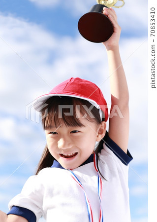 A girl who participates in a kindergarten athletic meet in gym clothes A girl who participates in a kindergarten athletic meet in gym clothes 70853410