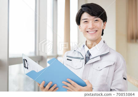 Portrait of a man wearing work clothes 70853864