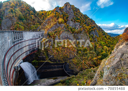 The Toyohira Gorge Dam and autumn leaves 70855488