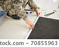 installation of an aluminum threshold 70855963