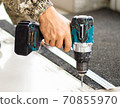drill in man hand 70855970