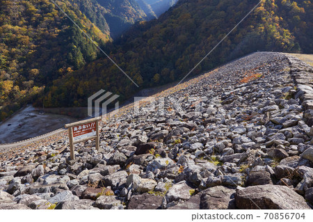 Nanakura Dam during the fall foliage season Omachi City, Nagano Prefecture Nanakura Dam during the fall foliage season Omachi City, Nagano Prefecture 70856704