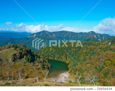 Midagaike in early autumn seen from a high place (Mt. Nikko-Shirane / Tochigi, Gunma) 70856934