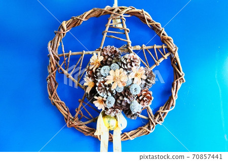Autumn / winter wreath with a cute pentagram design Autumn / winter wreath with a cute pentagram design 70857441