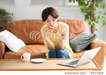一個女人在工作之間吃糖果 一個女人在工作之間吃糖果 70857869