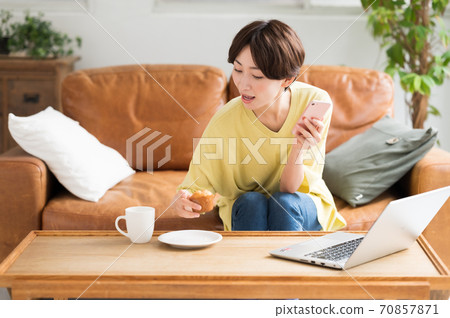 一個女人在工作之間吃糖果 一個女人在工作之間吃糖果 70857871