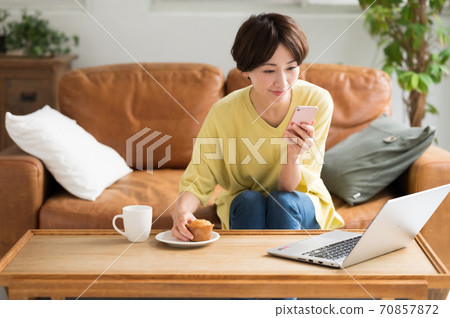 一個女人在工作之間吃糖果 一個女人在工作之間吃糖果 70857872