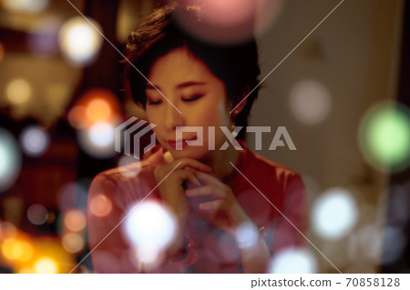 Women in their twenties 70858128