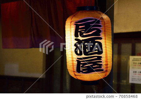 [Izakaya image] Lanterns in the izakaya. Drinking party, year-end party, new year party, welcome party, farewell party. 70858468