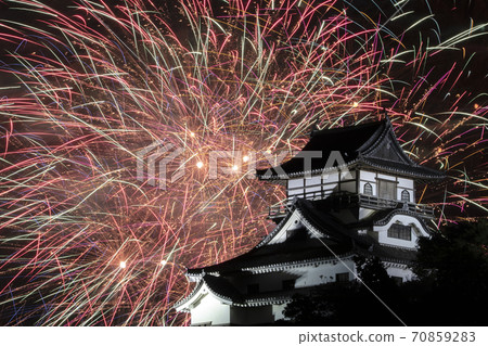 [愛知縣犬山市]日本線夏季節夏季煙花節。煙花和犬山城。 70859283